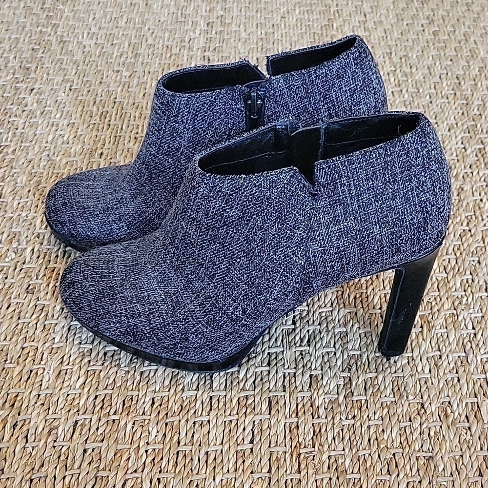 KELLY & KATIE gray felt heeled ankle boots.  Zipper side.  Size is 6.